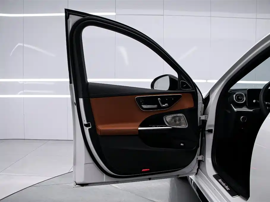 Mercedes-Benz C-Class 2023 — фото 11