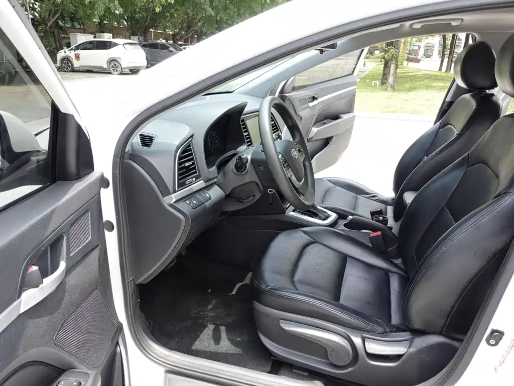 Hyundai Elantra 2017 — фото 10