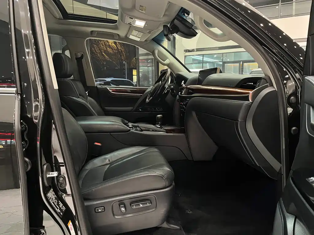 Lexus LX 2017 — фото 11
