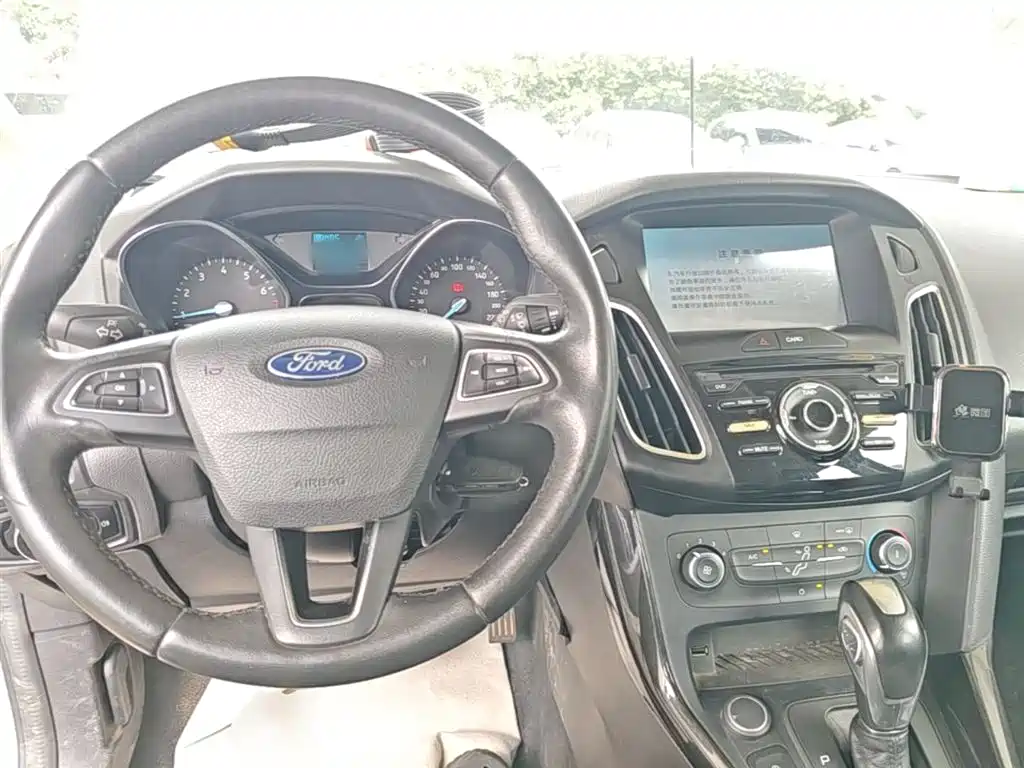 Ford Focus 2021 — фото 10