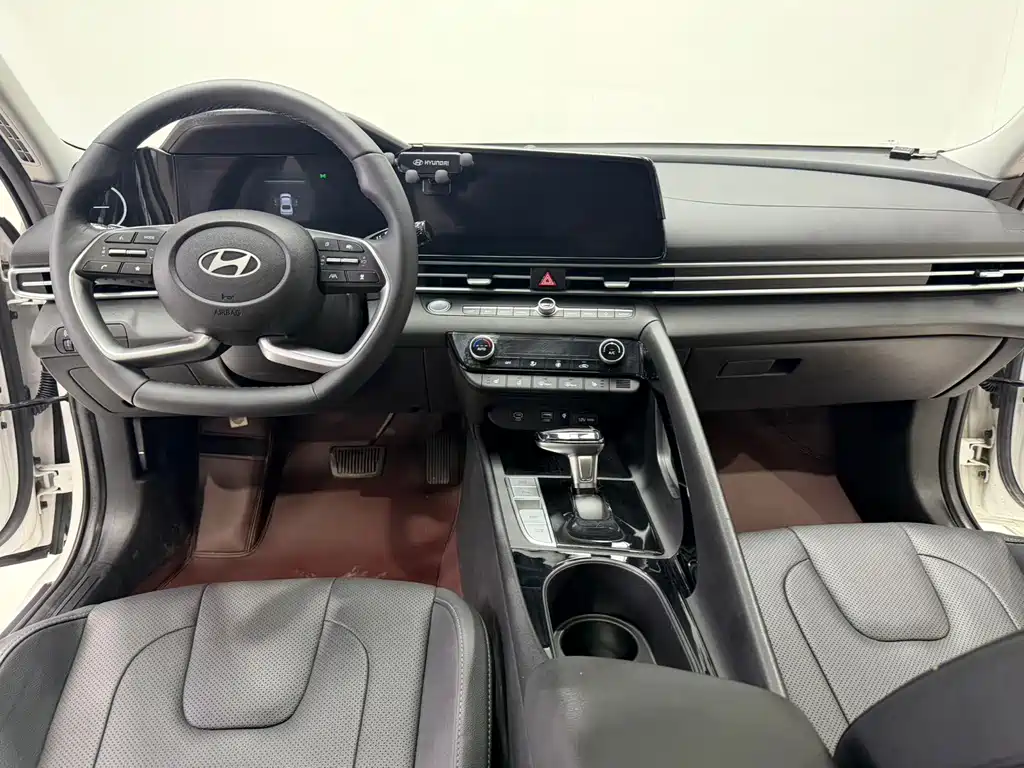 Hyundai Elantra 2023 — фото 15