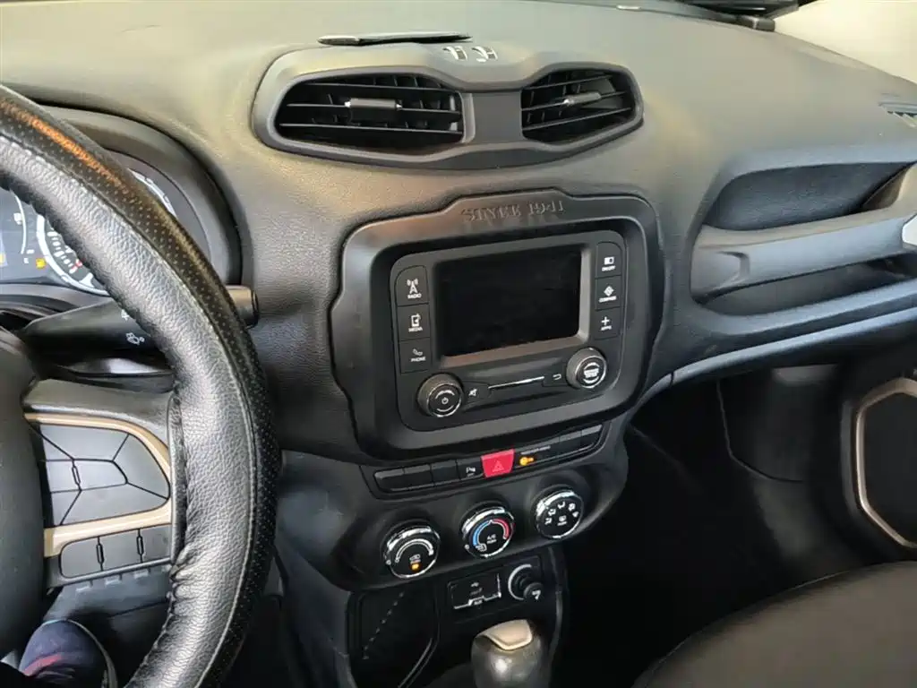 Jeep Renegade 2017 — фото 13