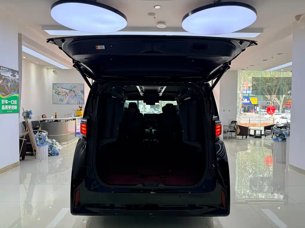 Toyota Alphard 2023 — фото 24