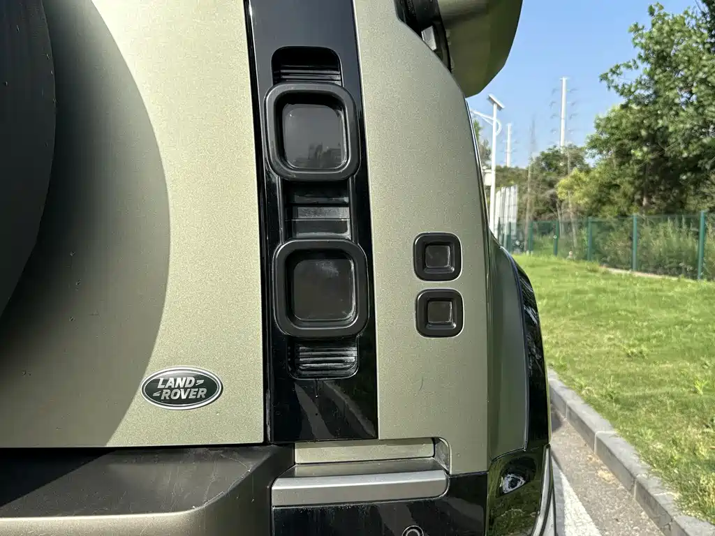 Land Rover Defender 2021 — фото 19