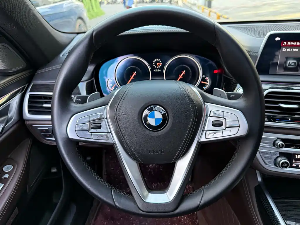 BMW 7 Series 2018 — фото 10