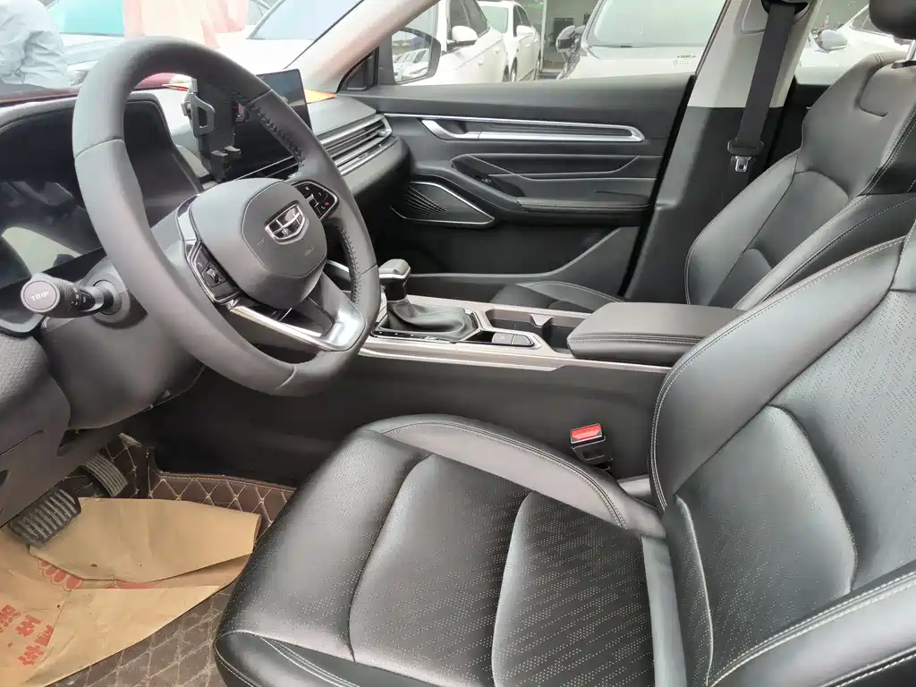 Geely Emgrand 2022