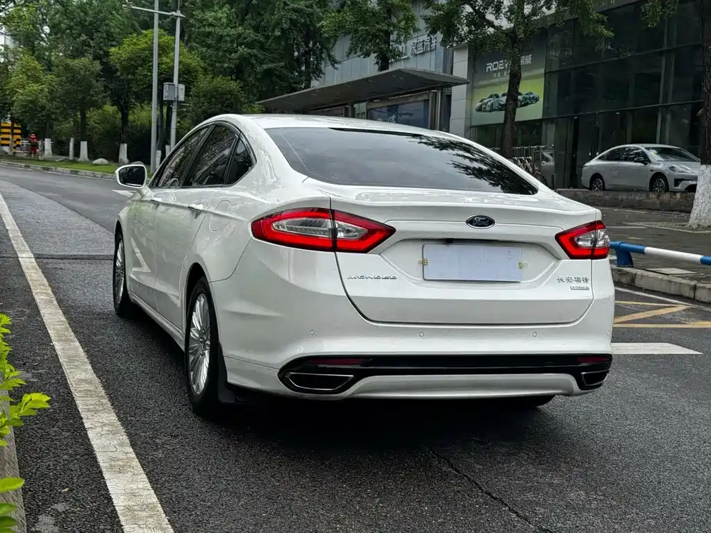 Ford Mondeo 2014 — фото 24