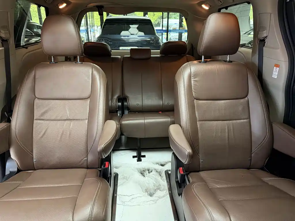 Toyota Sienna 2018 — фото 15
