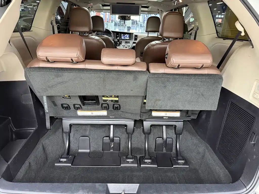 Toyota Sienna 2018 — фото 16