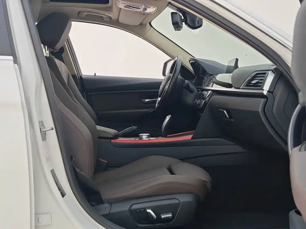 BMW 3 Series 2019 — фото 10