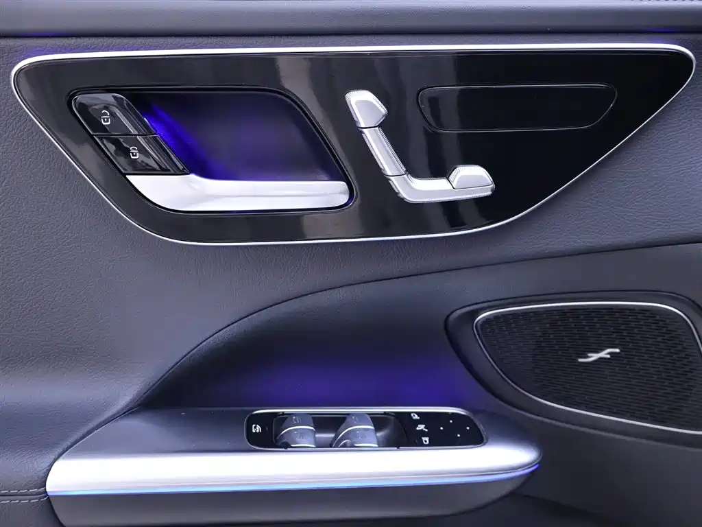 Mercedes-Benz C-Class 2024 — фото 16