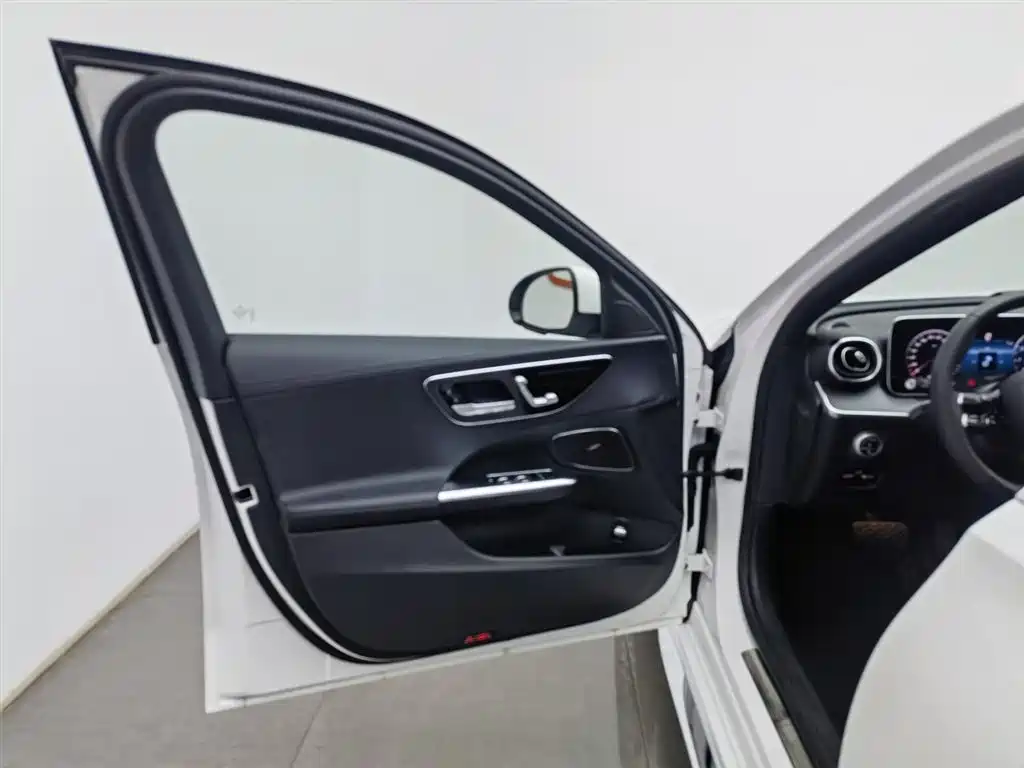Mercedes-Benz C-Class 2025 — фото 8