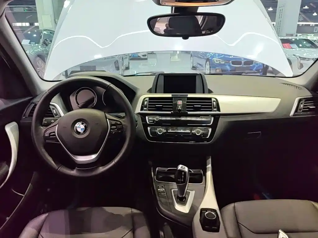 BMW 1 Series 2019 — фото 10