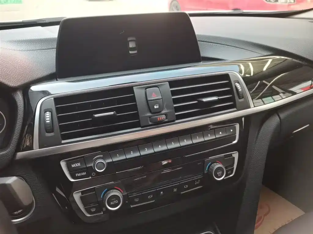 BMW 3 Series 2018 — фото 13