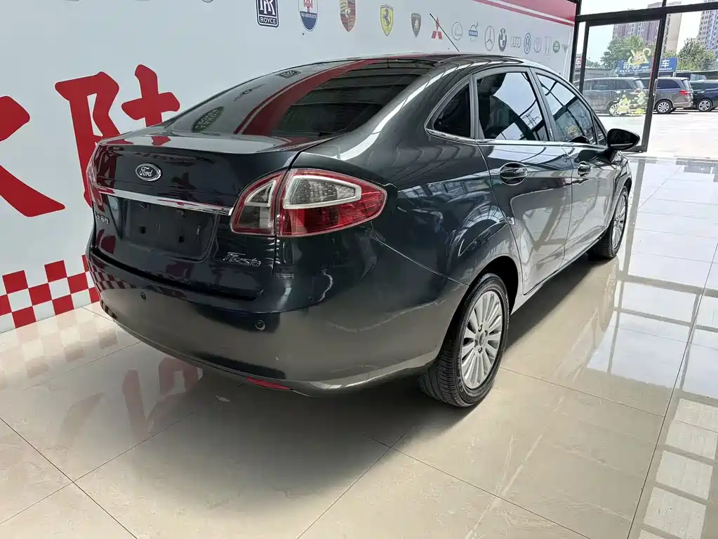 Ford Fiesta 2011 — фото 12
