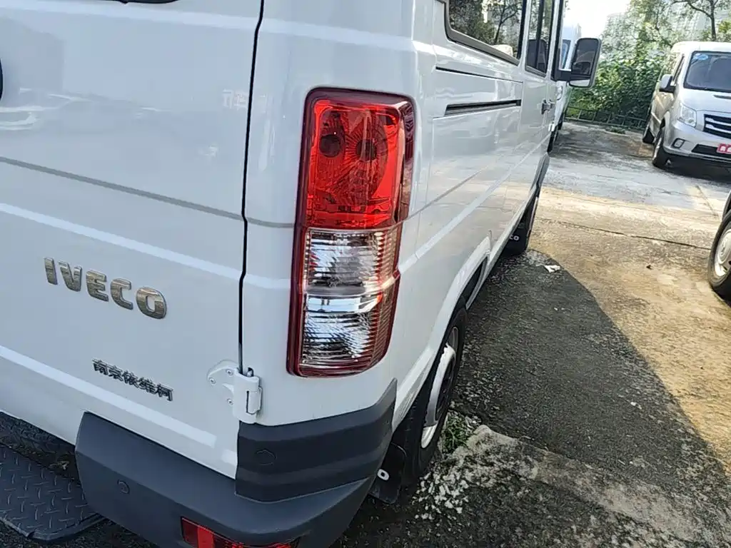 Iveco Proud 2022 — фото 8