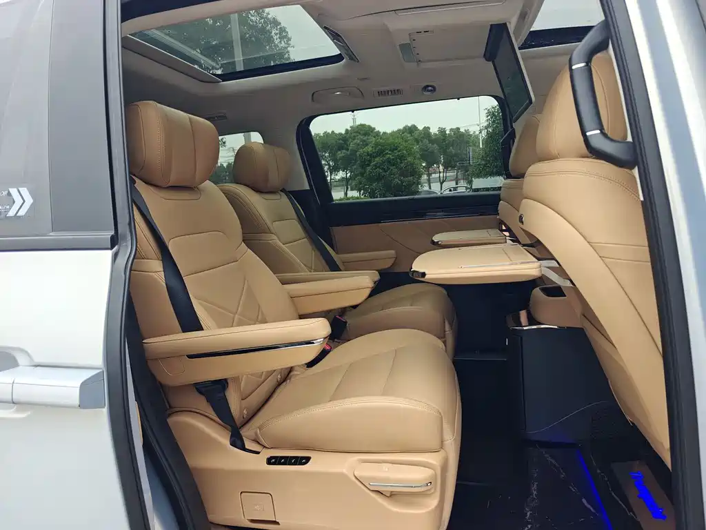 GAC Motor E8 PHEV 2024 — фото 16