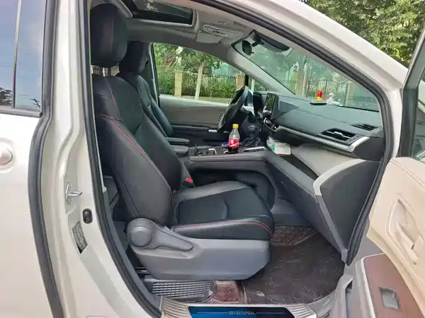 Toyota Sienna 2025