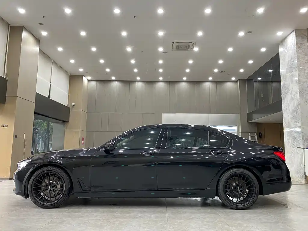 BMW 7 Series 2017 — фото 14