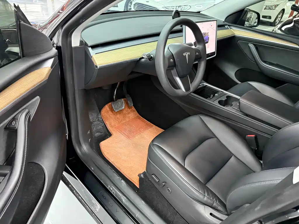 Tesla Model Y 2024