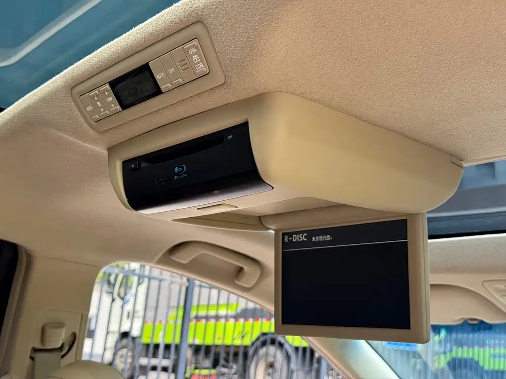 Toyota Previa 2015 — фото 20