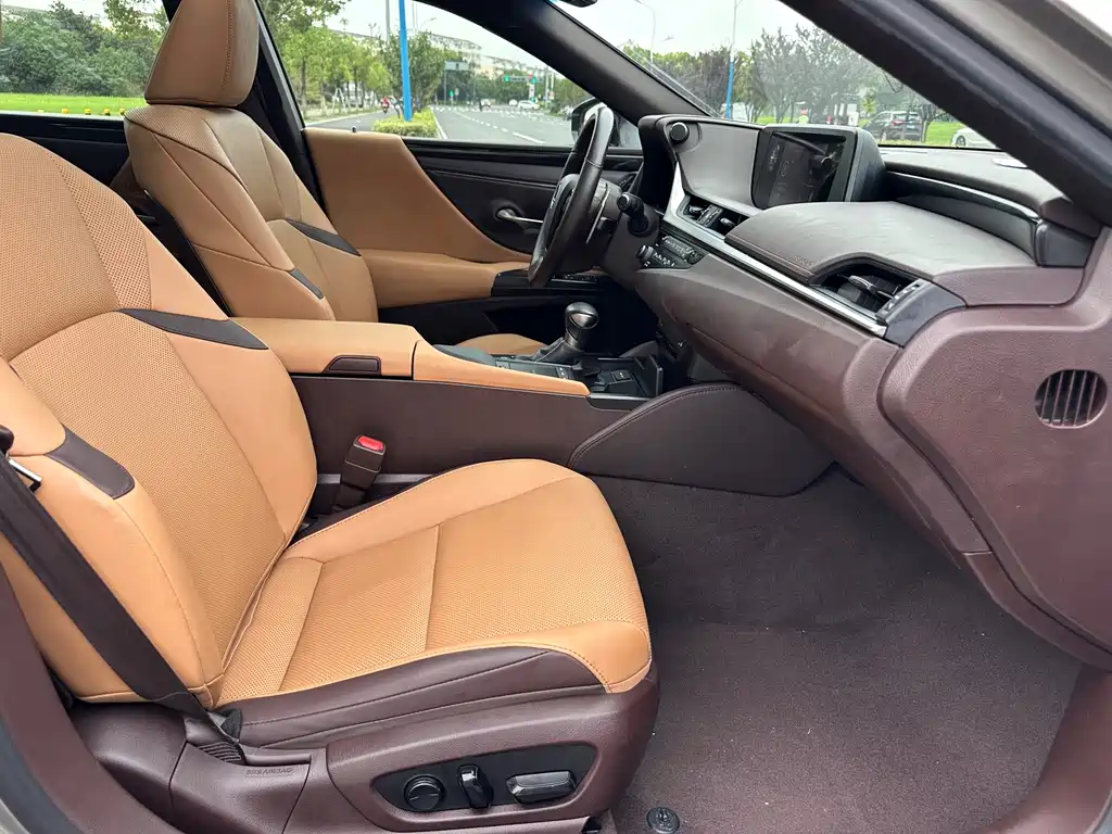 Lexus ES 2020 — фото 17