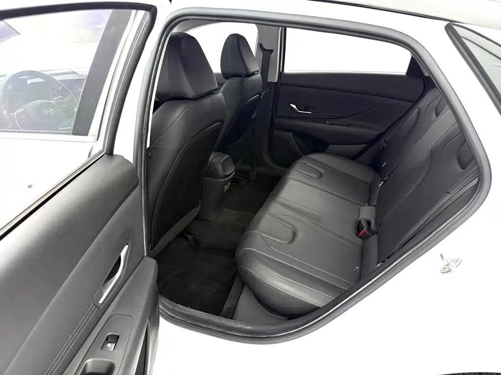 Hyundai Elantra 2021 — фото 17