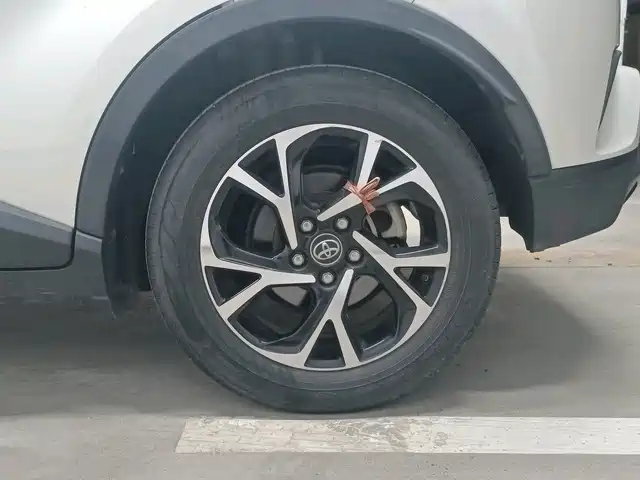 Toyota C-HR 2019 — фото 11