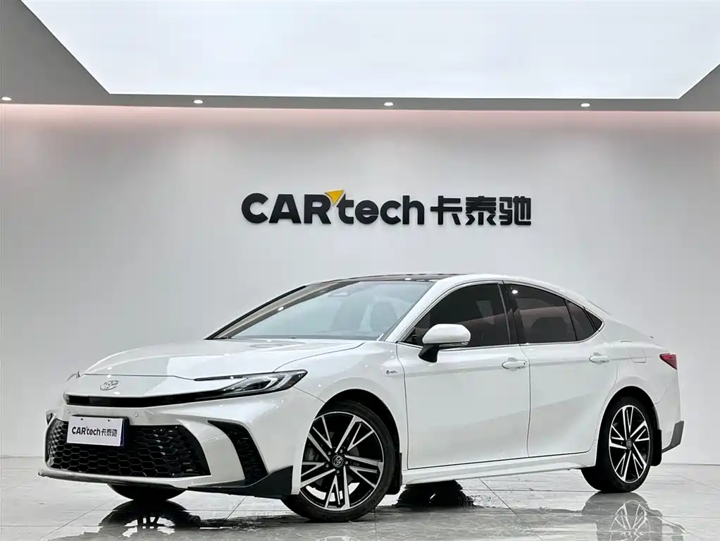 Toyota Camry 2024 — фото 1