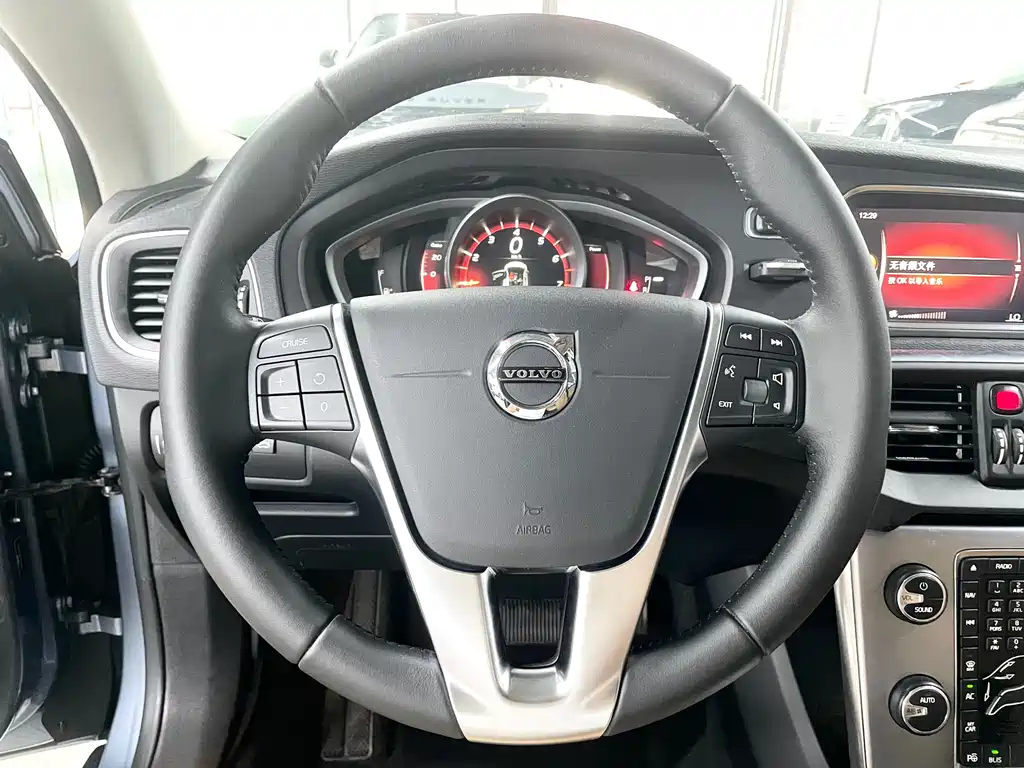 Volvo V40 2018 — фото 11