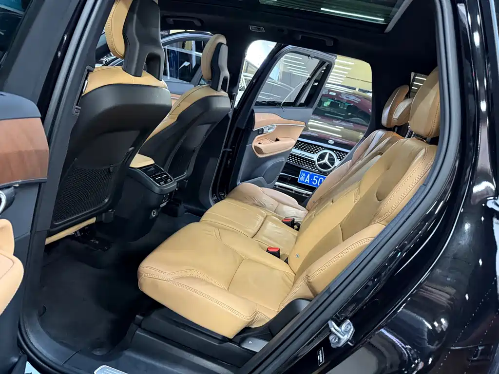 Volvo XC90 2018 — фото 12
