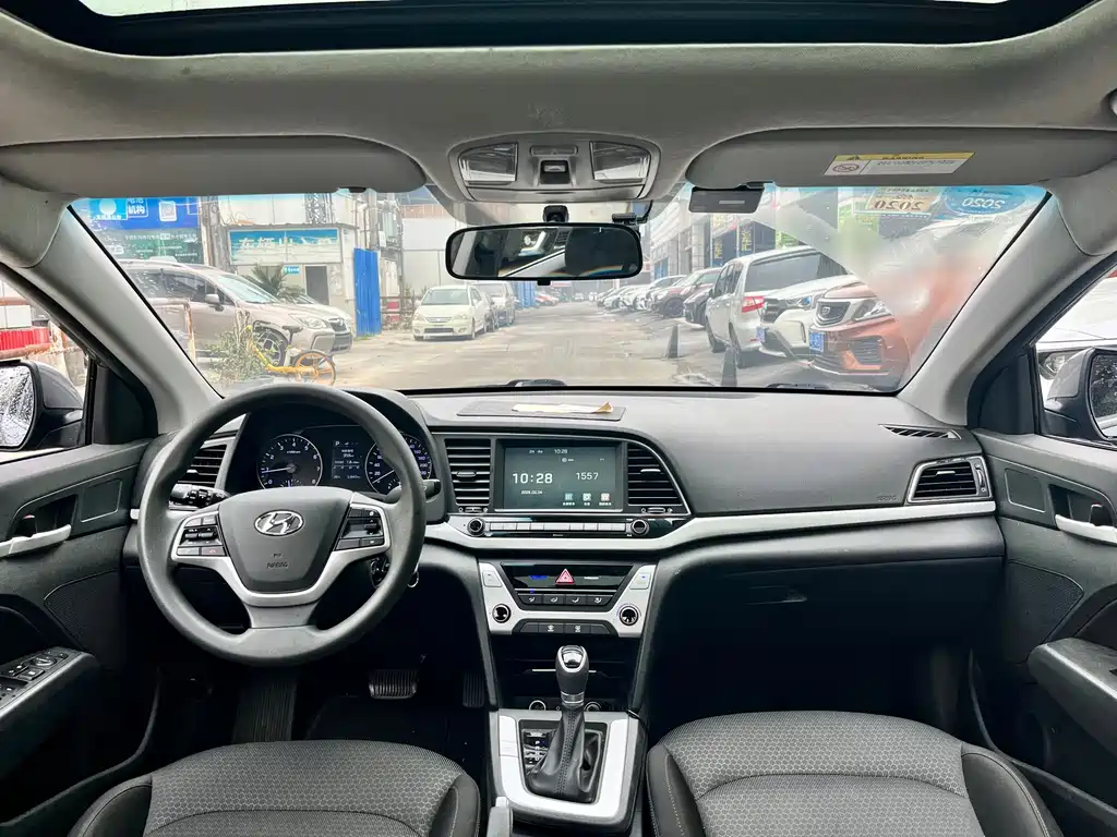 Hyundai Elantra 2018 — фото 11
