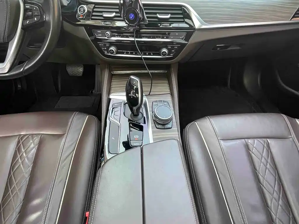 BMW 5 Series 2018 — фото 15