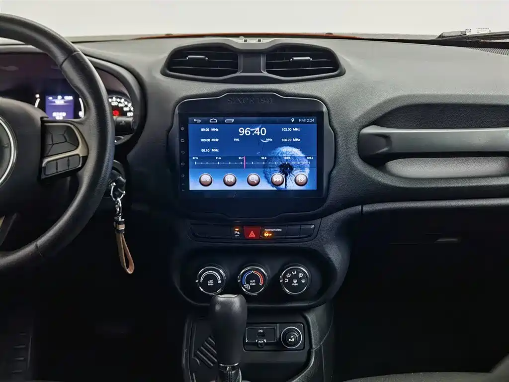 Jeep Renegade 2016 — фото 12