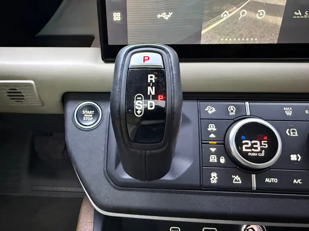 Land Rover Defender 2023 — фото 11