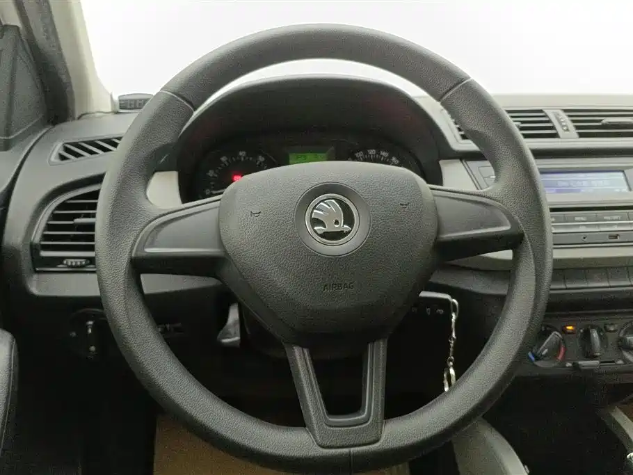 Skoda Fabia 2015 — фото 15