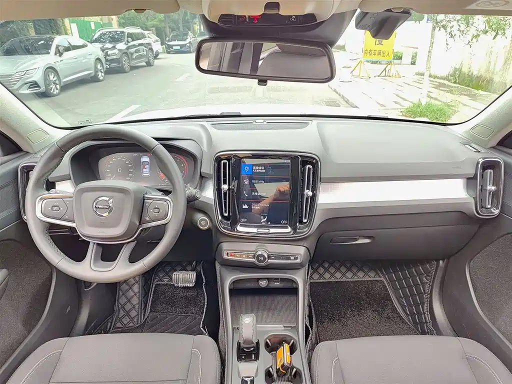 Volvo XC40 2022 — фото 10