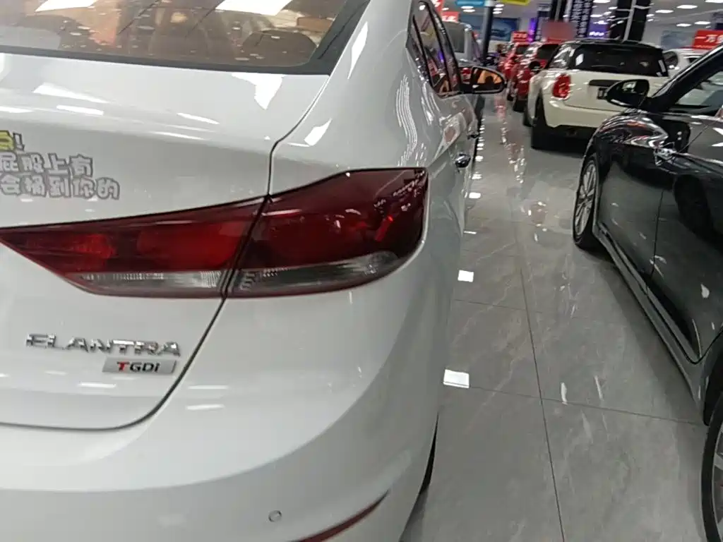 Hyundai Elantra 2018 — фото 8