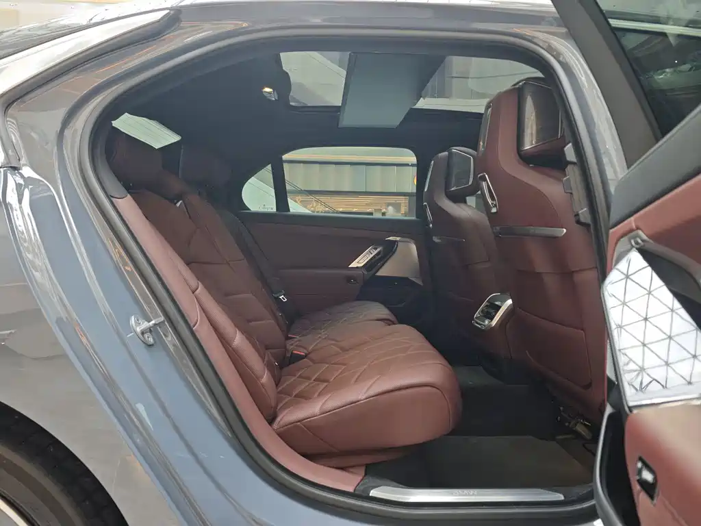 BMW i7 2023 — фото 10