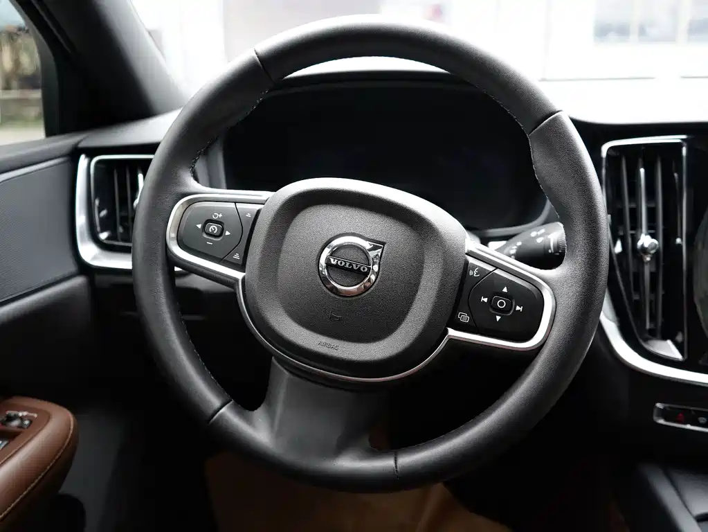 Volvo S60 2025 — фото 11