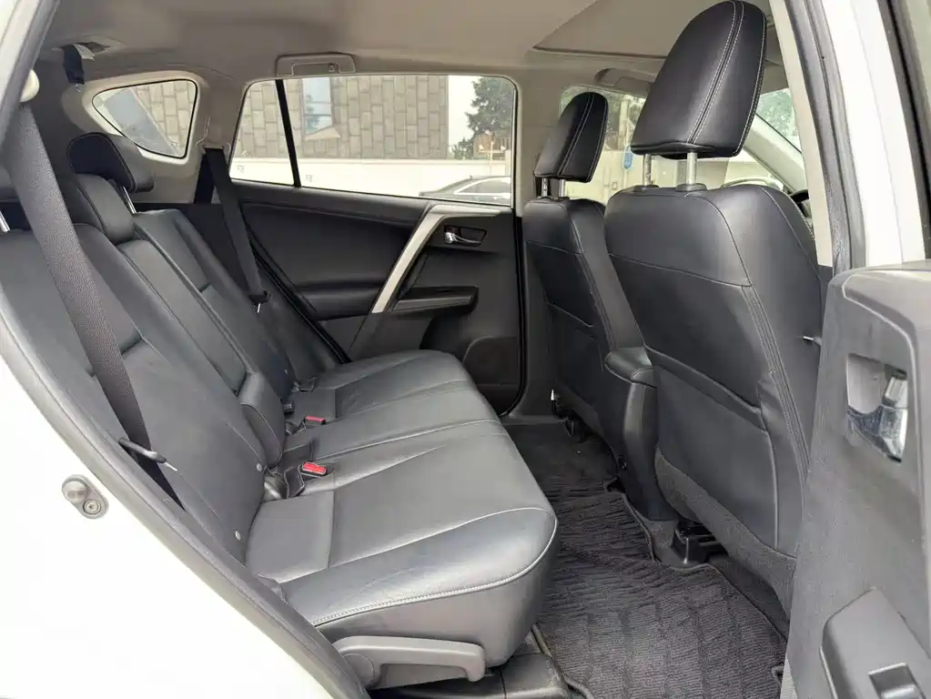 Toyota RAV4 2018 — фото 12