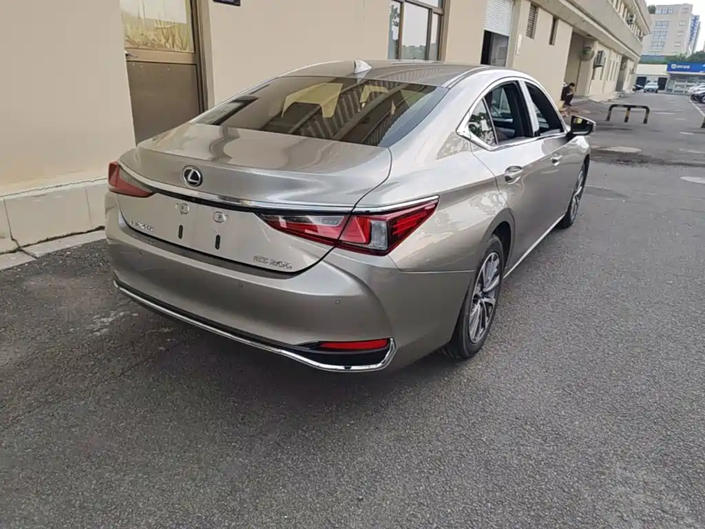 Lexus ES 2024