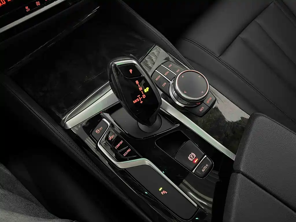 BMW 5 Series 2018 — фото 12