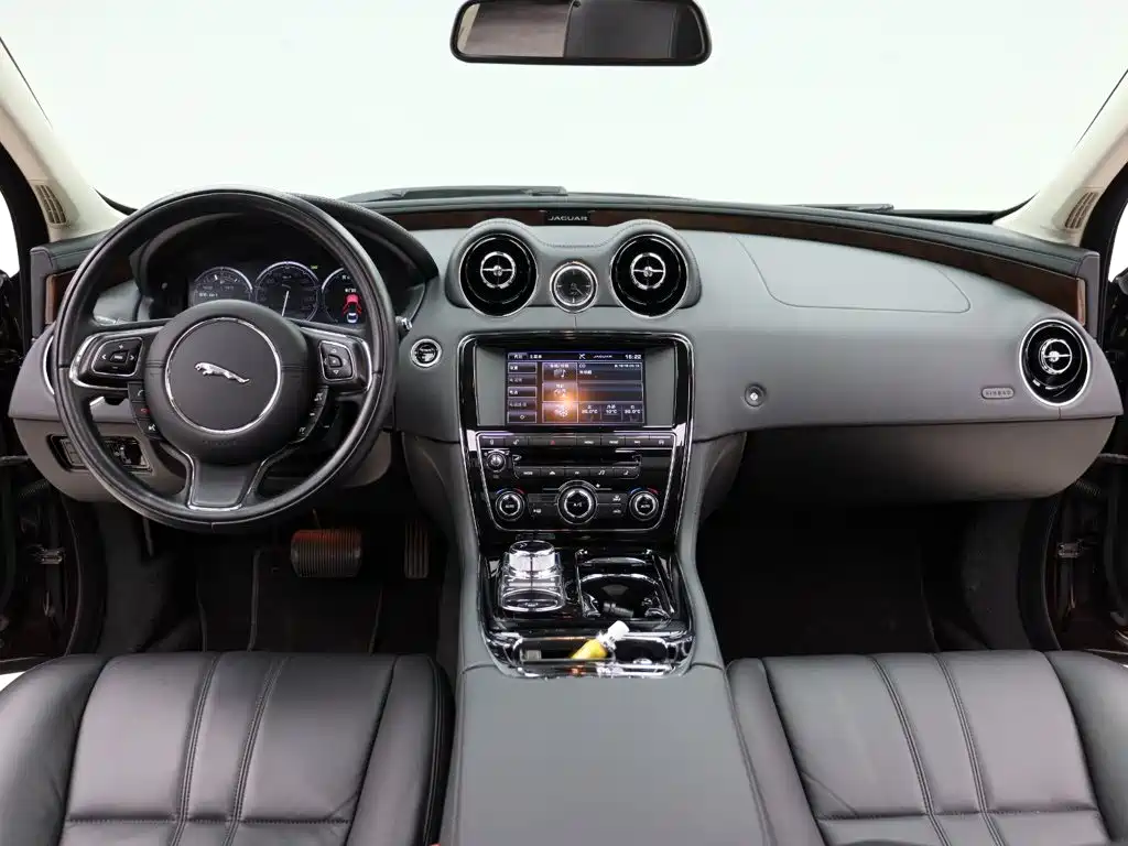 Jaguar XJ 2014 — фото 16