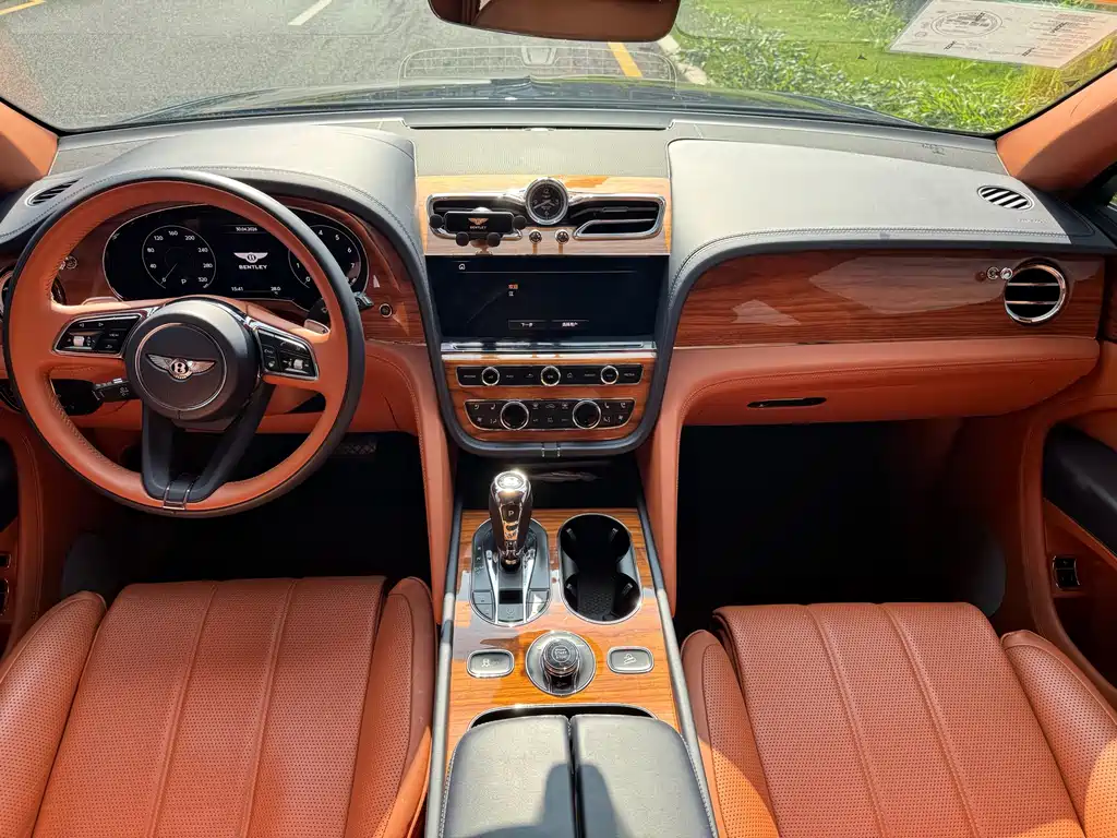 Bentley Bentayga 2021 — фото 10