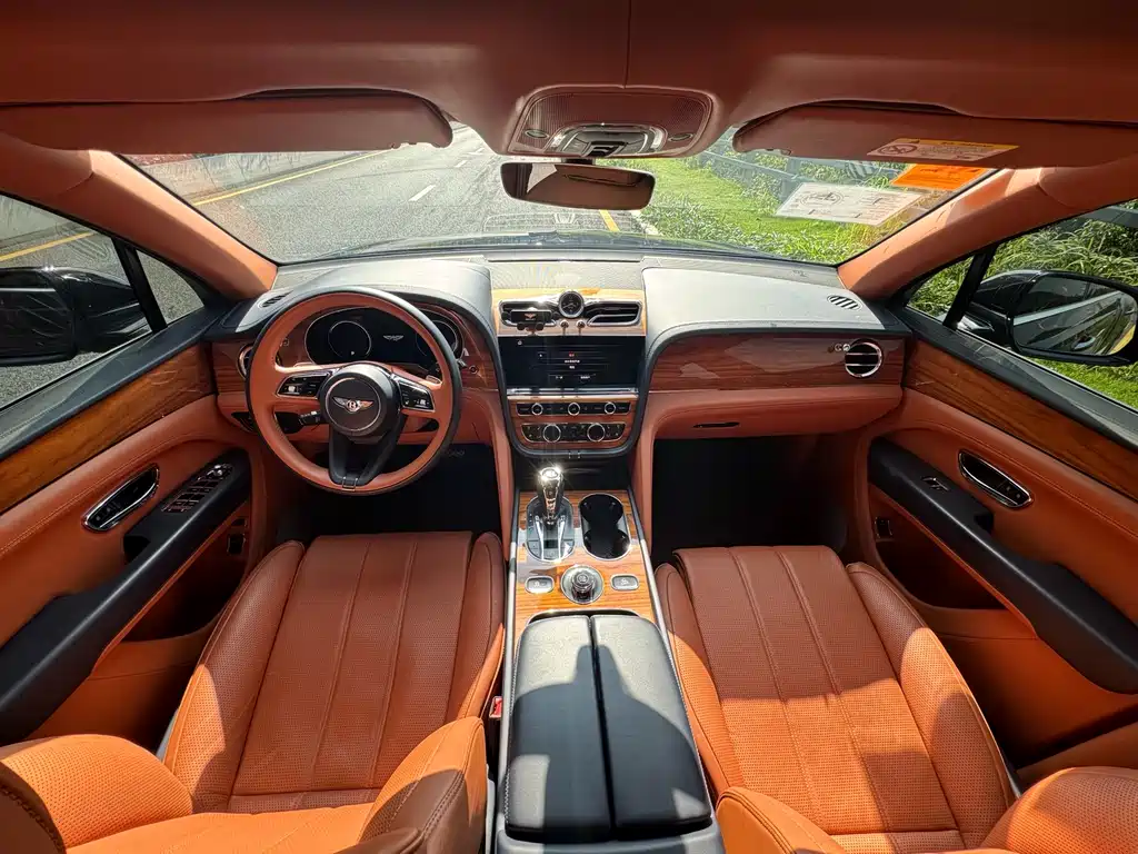 Bentley Bentayga 2021 — фото 11