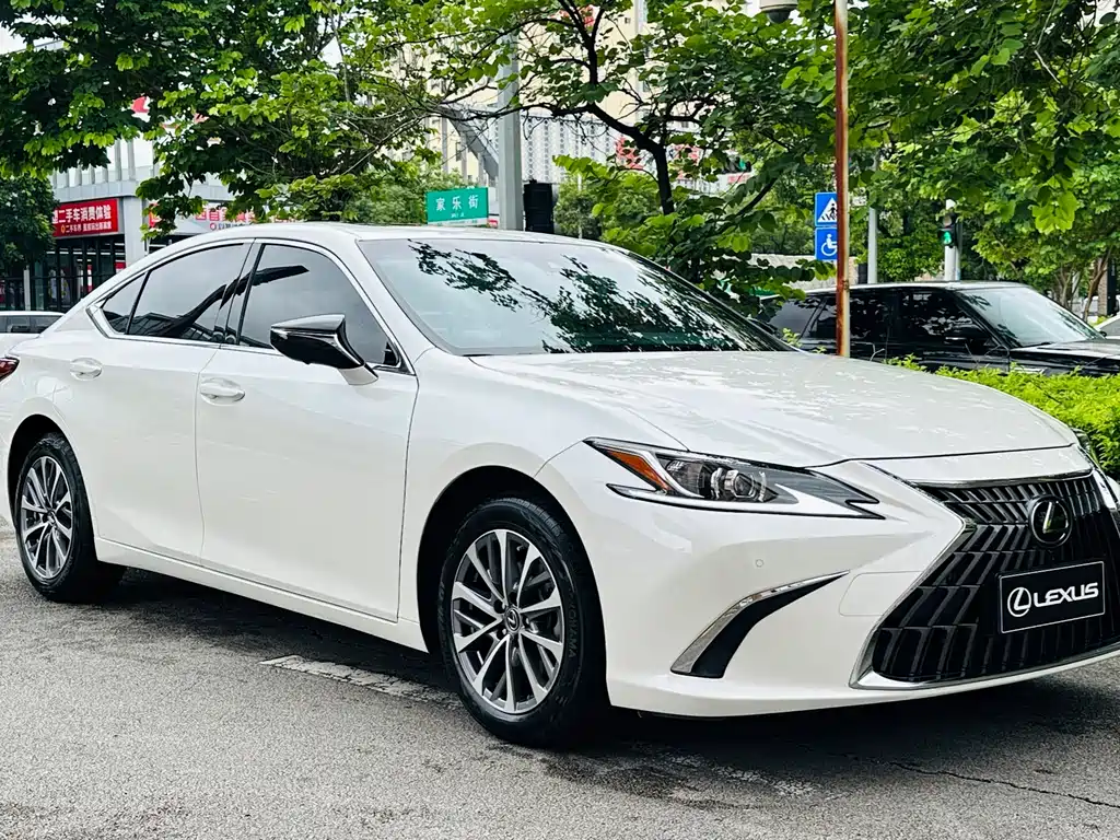 Lexus ES 2023