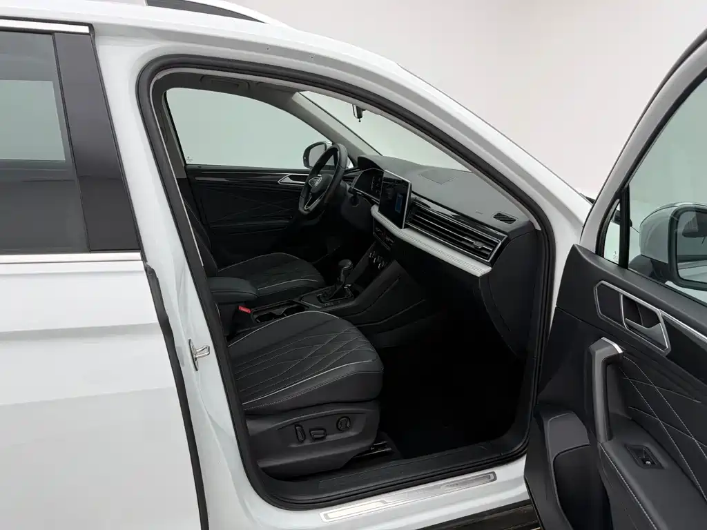 Volkswagen Tiguan L 2023 — фото 10