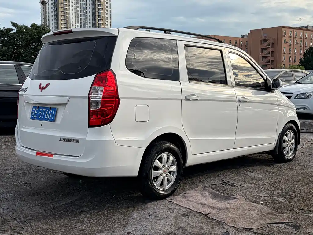 Wuling Hongguang 2015