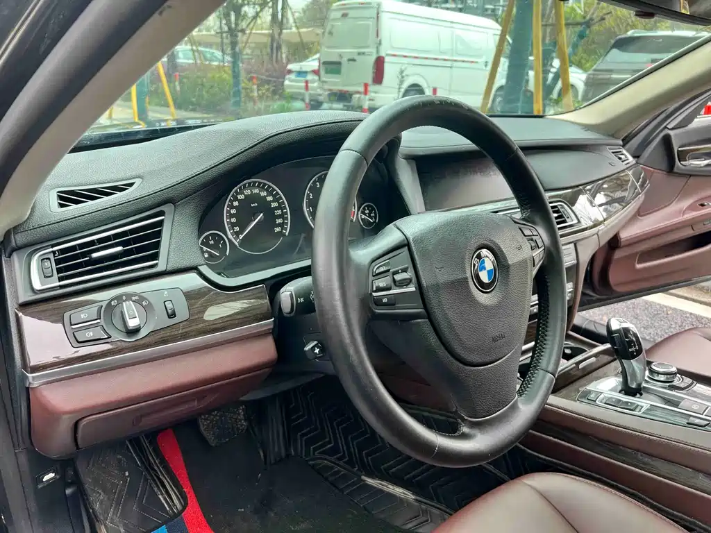 BMW 7 Series 2011 — фото 20
